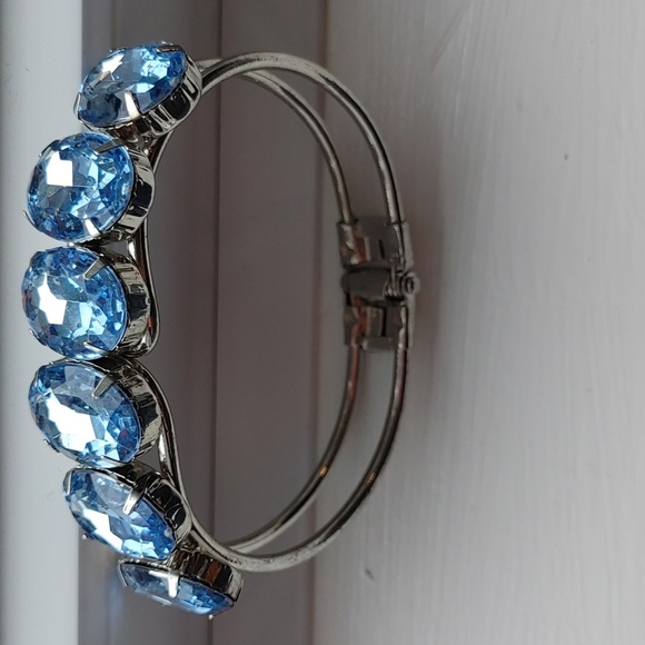 🇨🇦3 For $20🇨🇦WOMEN'S SILVER TONE FAUX AQUAMARINE HINGE BRACELET - Picture 1 of 8